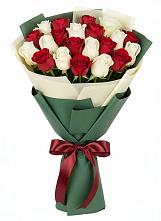 Букет Микс из красных и белых роз в Некрасовке Хабаровский край