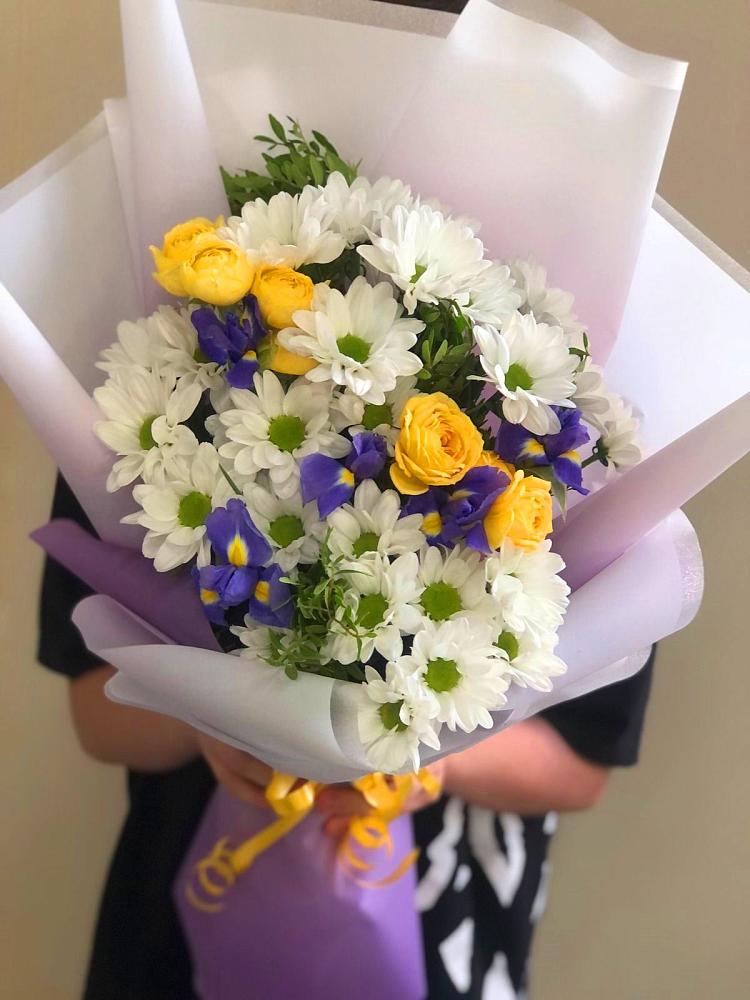 Букет цветов из: Ирисы, Хризантемы и Розы в Некрасовке Хабаровский край