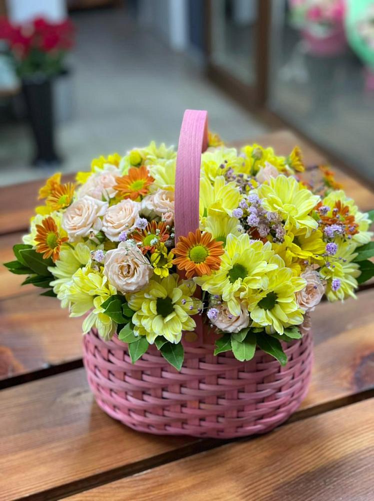 Цветочная композиция из Хризантемы и Розы в корзине в Некрасовке Хабаровский край