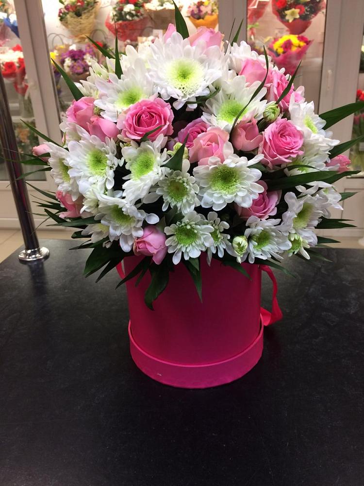 Цветочная композиция из Розы и Хризантемы в шляпной коробке в Некрасовке Хабаровский край